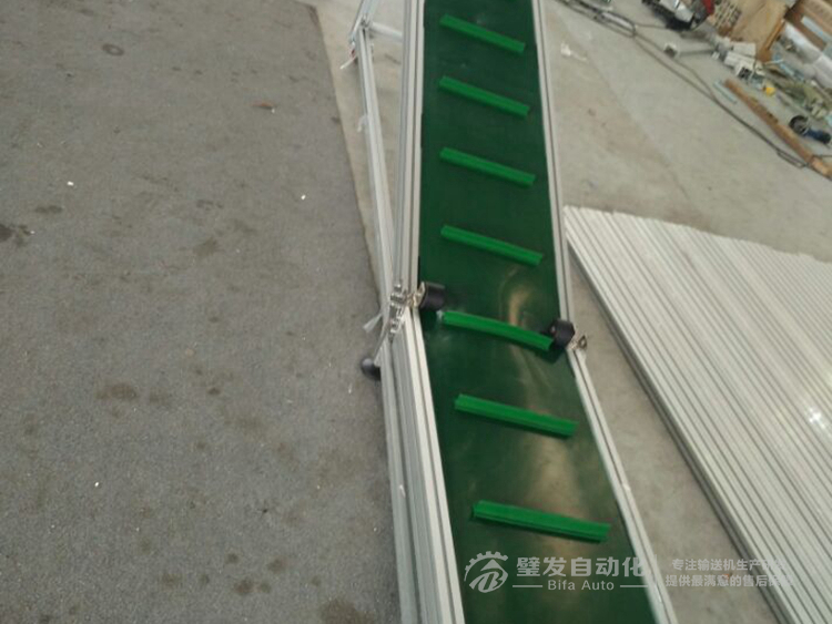 帶平臺擋板爬坡輸送機 帶平臺擋板爬坡輸送機