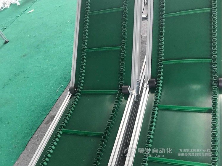 裙邊擋板低端平臺(tái)爬坡輸送線