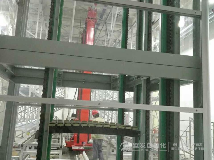 垂直提升輸送機